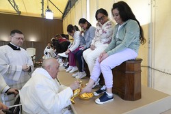 Papa lava ps de 12 mulheres em presdio de Roma (foto: Handout / VATICAN MEDIA / AFP)