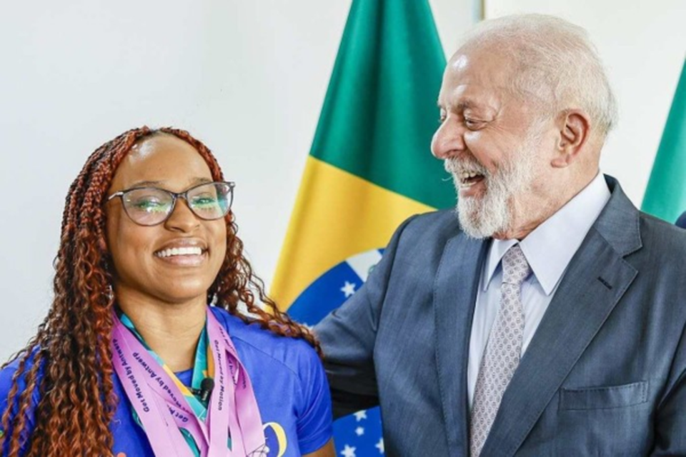 O presidente Lula se encontrou com Rebeca Andrade em dezembro do ano passado, quando as medalhistas dos Jogos Pan-Americanos retonaram de Santiago, onde os jogos foram realizados. Agora, com as vitrias na Olimpiadas de Paris, Rebeca se tornou a maior medalhista olmpica do Brasil (Crdito: Ricardo Stuckert / PR
)