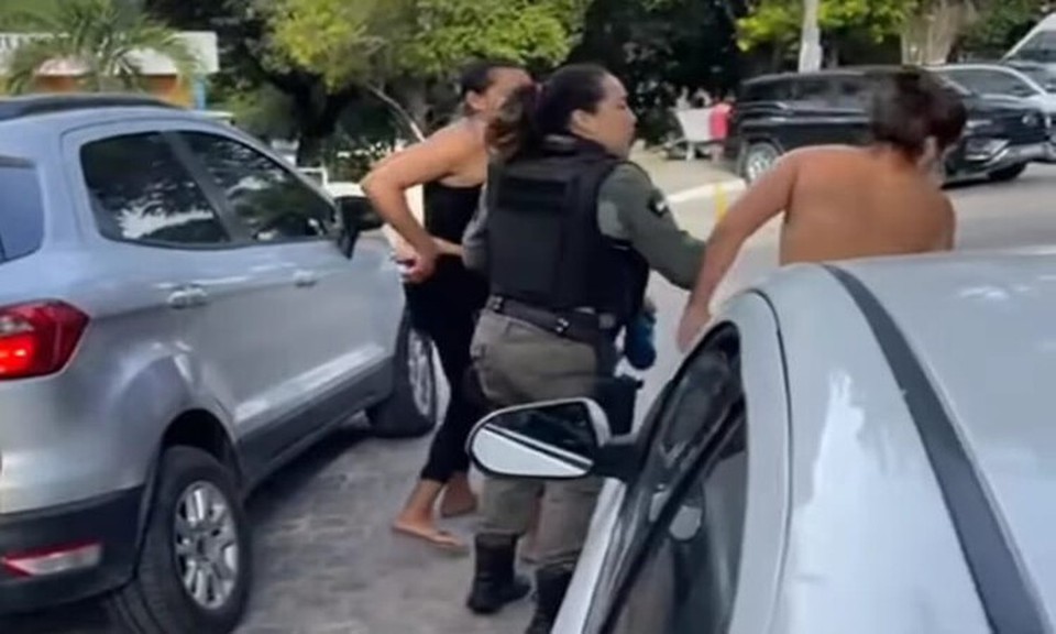 A mulher de 27 anos, que teve sua identidade preservada, levou um tapa da policial aps espancar a prpria filha de 11 anos. (Foto: Reproduo/Internet)