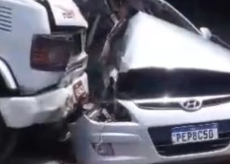 O carro ficou completamente destrudo (Foto: Reproduo/Redes sociais)