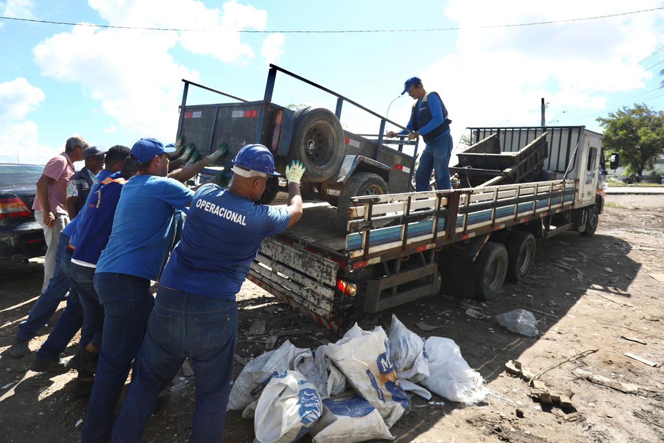 O descarte irregular de resduos  crime ambiental e a operao resultou em multas, apreenses, notificaes e derrubada de construo irregular (Foto: Hlia Scheppa/PCR)