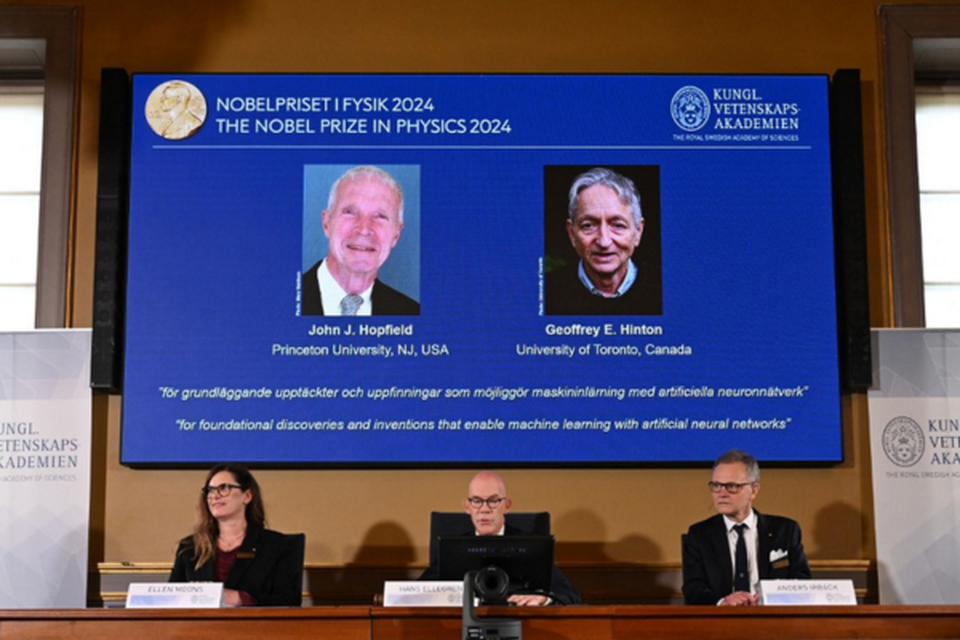 Uma tela mostra os ganhadores do Prmio Nobel de Fsica de 2024, o fsico norte-americano John J Hopfield e o cientista da computao e psiclogo cognitivo canadense-britnico Geoffrey E Hinton
 (Crdito: JONATHAN NACKSTRAND / AFP)