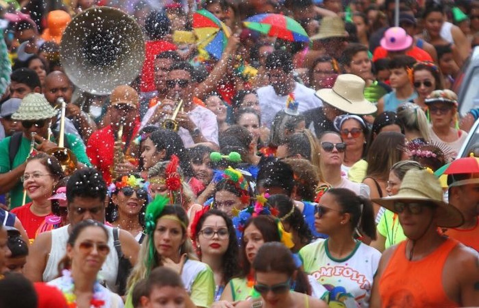 Folies j procuram por cosmticos e adereos para compor caracterizao.  (Foto: Arquivo DP)