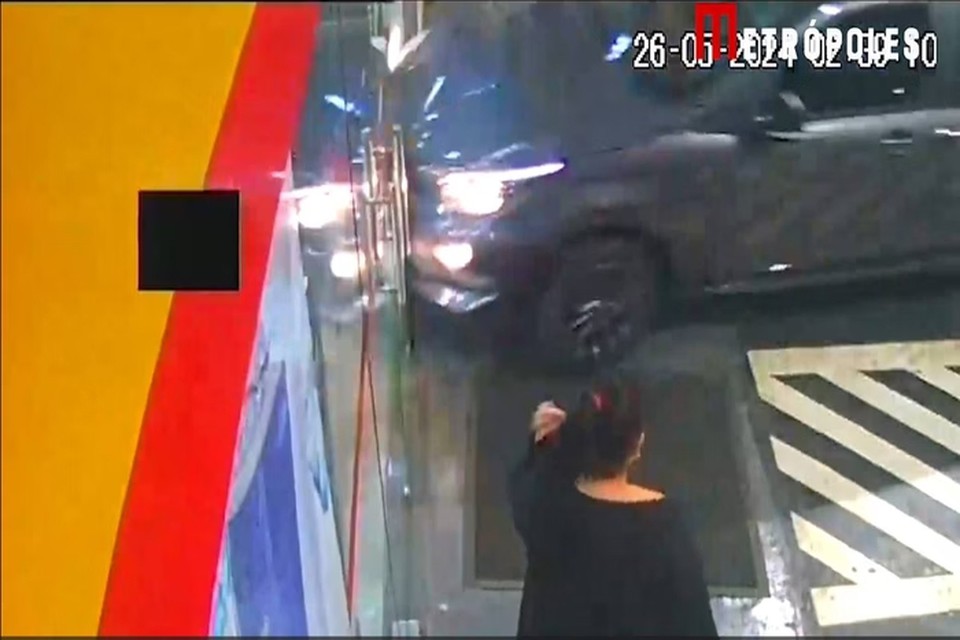 Nas imagens,  possvel ver o momento do impacto do veculo contra a vitrine da loja (Foto: Material cedido ao Metrpoles
)