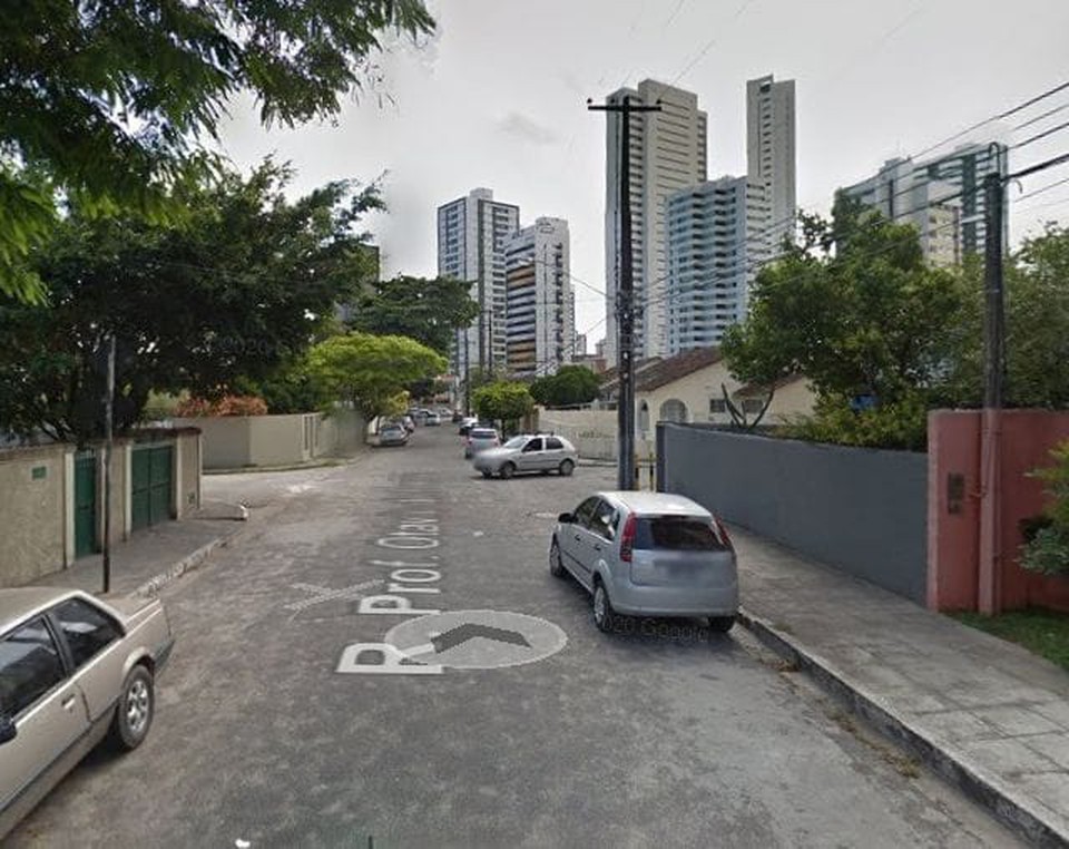 O caso aconteceu na Rua Amaro Coutinho, no bairro do Rosarinho, na Zona Norte do Recife  (Foto: Reprodução Street View )