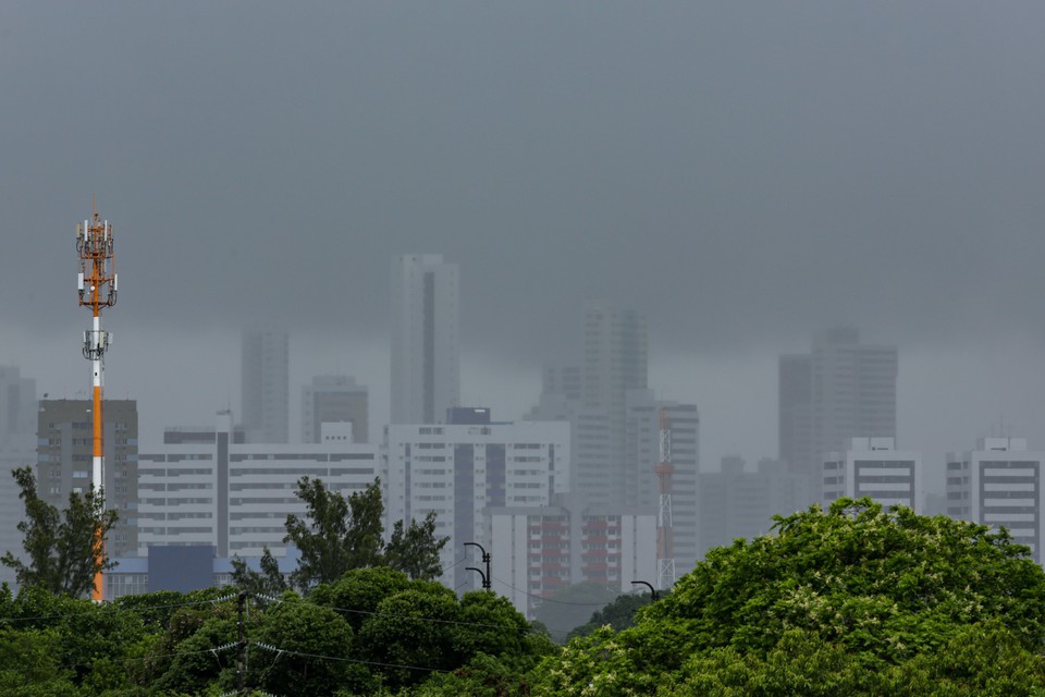 De acordo com o site da Apac, no Grande Recife o clima deve estar parcialmente nublado ou totalmente nublado com pancadas de chuva de forma isolada ao longo do dia (Foto: Rafael Vieira/DP)
