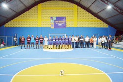 Ação busca incentivar prática esportiva na modalidade de futsal entre os moradores
