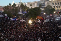 Argentinos protestam contra os cortes de verbas para as universidades pblicas (foto: Luis ROBAYO / AFP)