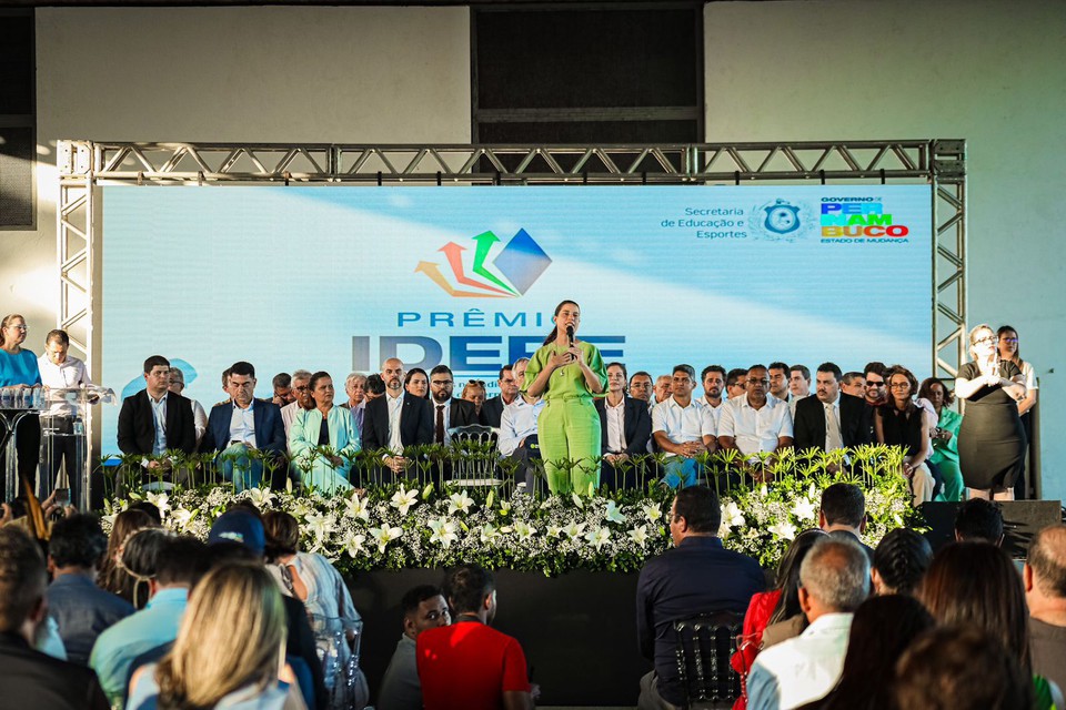 Durante a cerimnia, a governadora Raquel Lyra entregou placas de meno honrosa em reconhecimento ao trabalho executado ao longo do ltimo ano aos representantes de municpios, escolas e GREs premiadas (Fotos: Janana Pepeu/Secom)