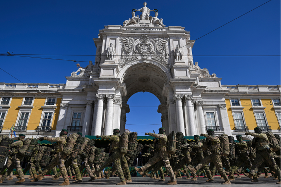 Militares portugueses participam em desfile e cerimnia militar para comemorar os 50 anos da Revoluo dos Cravos (Crdito: PATRICIA DE MELO MOREIRA / AFP)