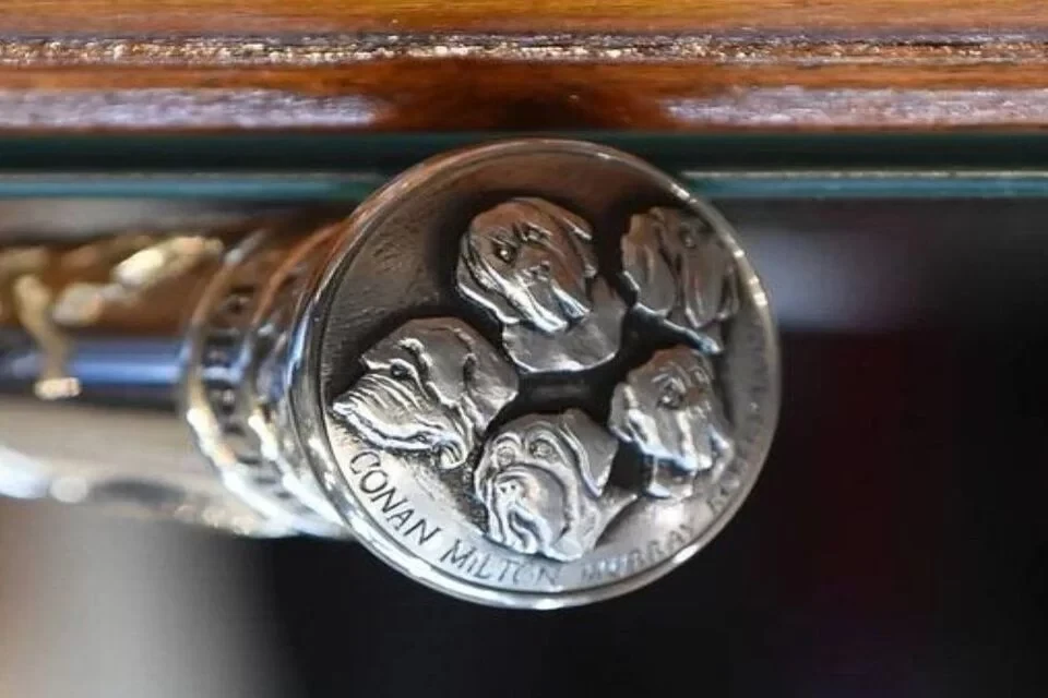 Bastão homenageia os cinco cães do presidente argentino (foto: Reprodução)