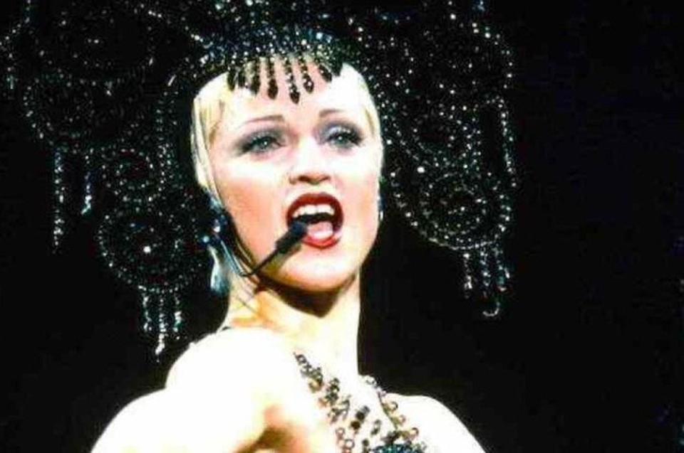 Madonna em 'The girlie show' na dcada de 1990 (Foto: Reproduo/Internet/todayinmadonnahistory)