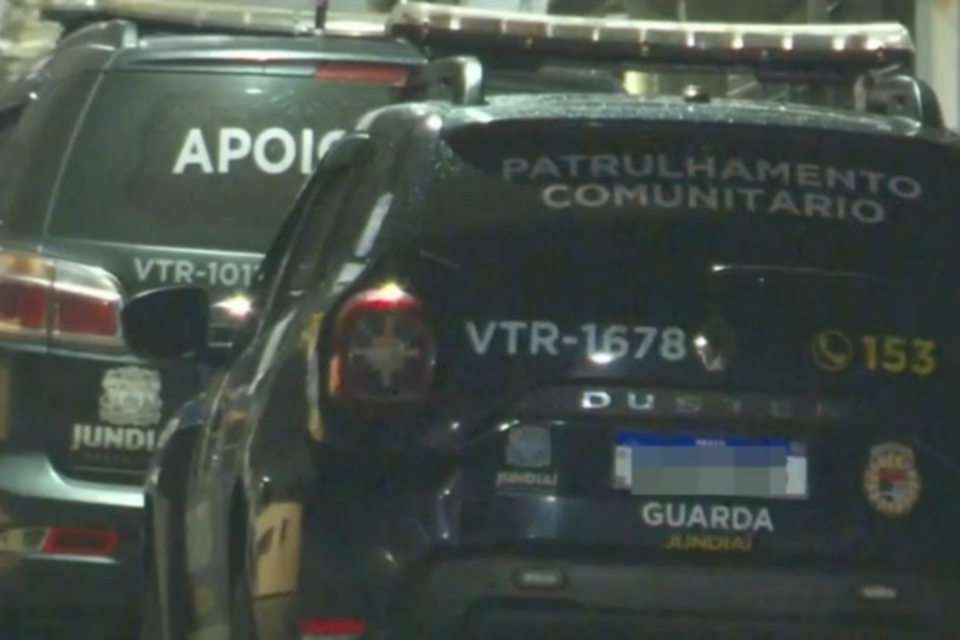 Viaturas da GCM de Jundia nas proximidades da casa de adolescente que confessou ter matado a tiros os pais adotivos e a irm em SP (Crdito: Reproduo / TV Globo)