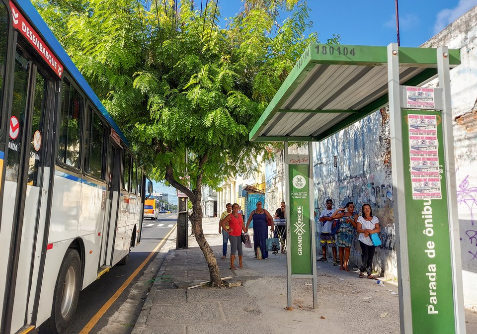 Boa parte da conexo entre os usurios dos nibus do Grande Recife  feita atravs das reclamaes sobre a demora dos veculos e a precariedade do sistema como um todo, incluindo os pontos de nibus (Foto: Adelmo Lucena/DP)