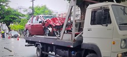 Carro vermelho ficou com frente destruda e foi levado por guincho 