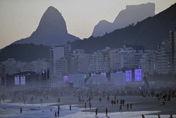 Vista geral da Praia do Leme durante o pr do sol antes do mega show gratuito da estrela pop norte-americana Madonna para encerrar sua turn 'Celebration' na praia de Copacabana, no Rio de Janeiro, Brasil, em 4 de maio de 2024.