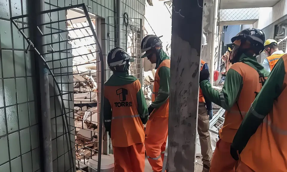 Bombeiros esto h mais 34 horas trabalhando nos escombros de parte do edifcio (Foto: Ascom Emsurb/Divulgao)