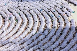 Peregrinos sem máscara iniciam o maior hajj em tempos de covid-19 (Foto: AFP)