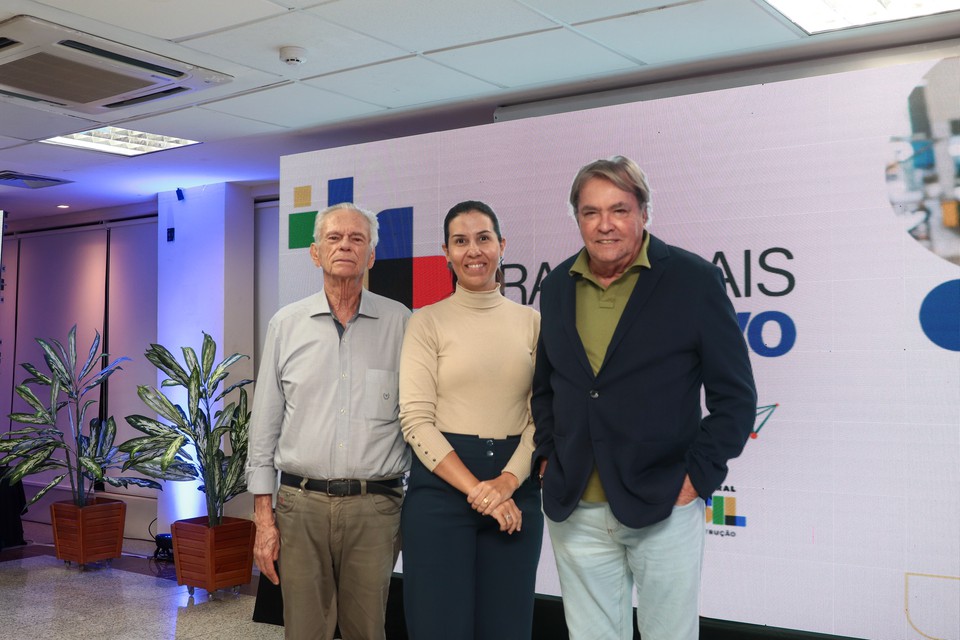 O presidente da FIEPE, Ricardo Essinger, a diretora regional do Senai Pernambuco, Camila Barreto, e o superintendente do Sebrae Pernambuco, Murilo Guerra (Foto: Ruan Pablo/DP )