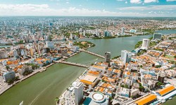 Cidade do Recife  chamada de ""Veneza Brasileira" por causa do canais e rios 