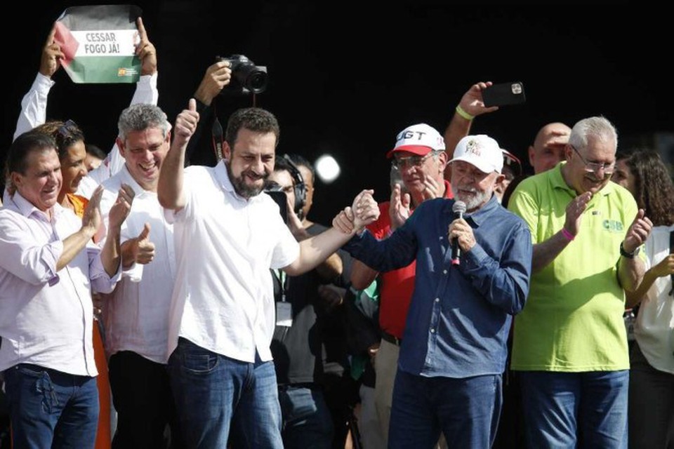 
Lula e o Boulos participaram nesta quarta de um evento organizado por centrais sindicais nesta quarta-feira, na Neo Qumica Arena, estdio do Corinthians, Zona Leste de So Paulo, em celebrao ao Dia do Trabalhador
 (foto: Paulo Pinto/Agncia Brasil)