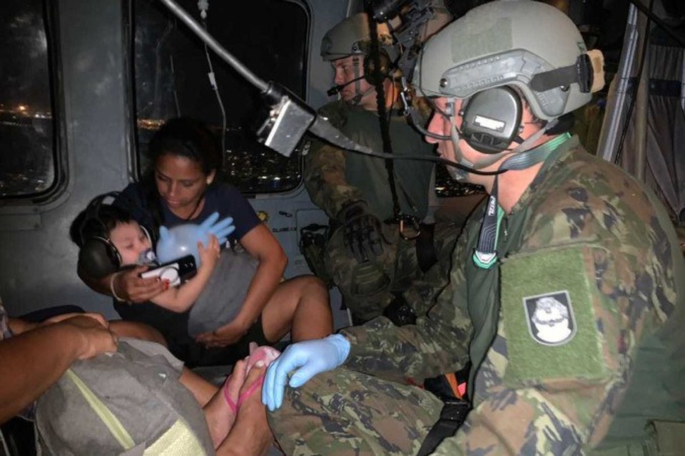 
O socorro foi possvel por meio de uma janela da casa onde elas estavam em meio  inundao. O caso ocorreu na cidade de Eldorado  (foto: Divulgao / FAB)