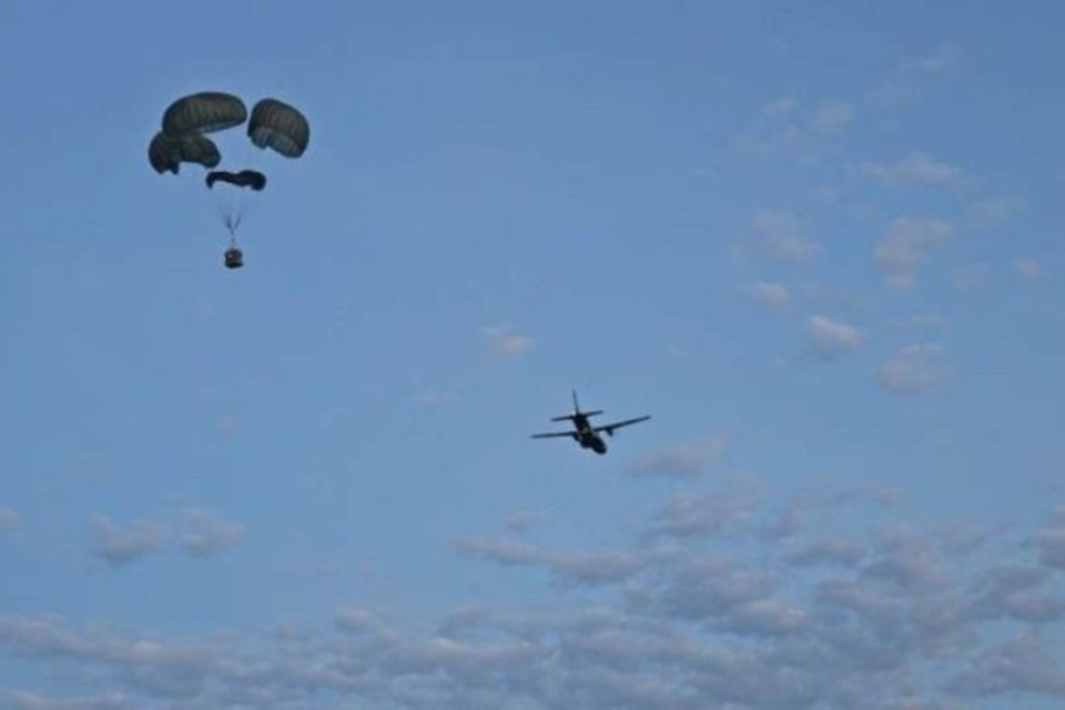 FAB faz lançamento aéreo de alimentos para pessoa isoladas no RS