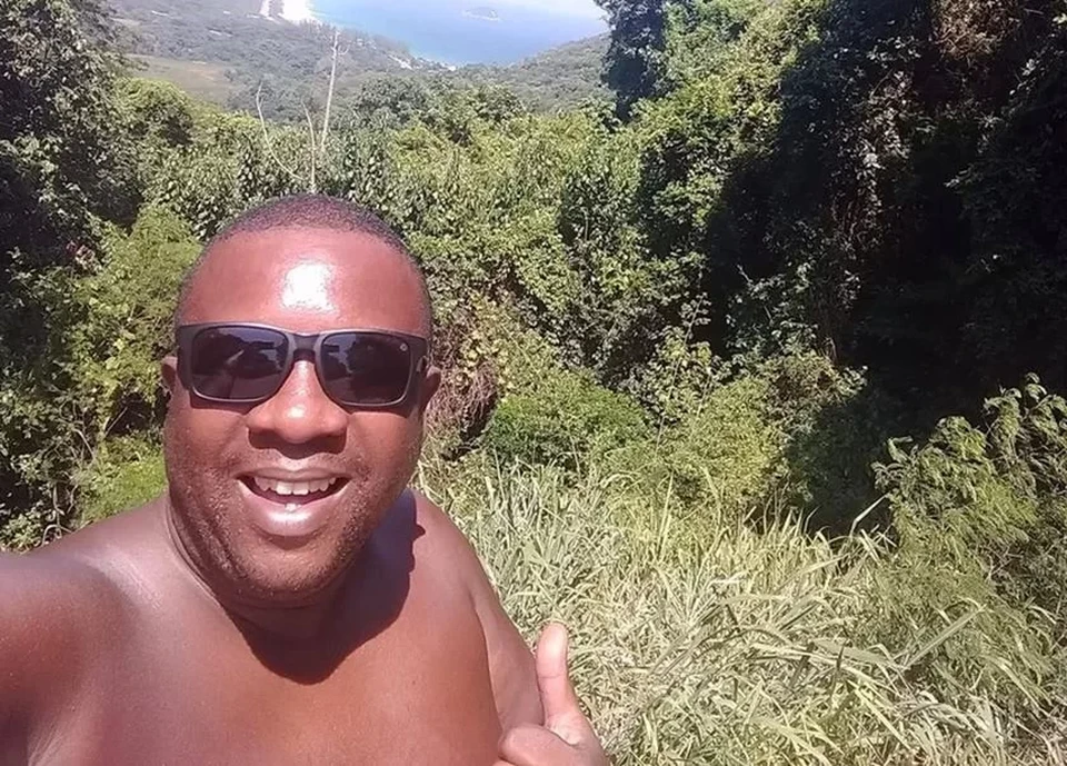 Ainda segundo o relato, os policiais disparam contra a perna de Eberson, que imediatamente caiu, gritou que era trabalhador e chegou a mostrar o crach da empresa em que trabalhava (Crdito: Reproduo)