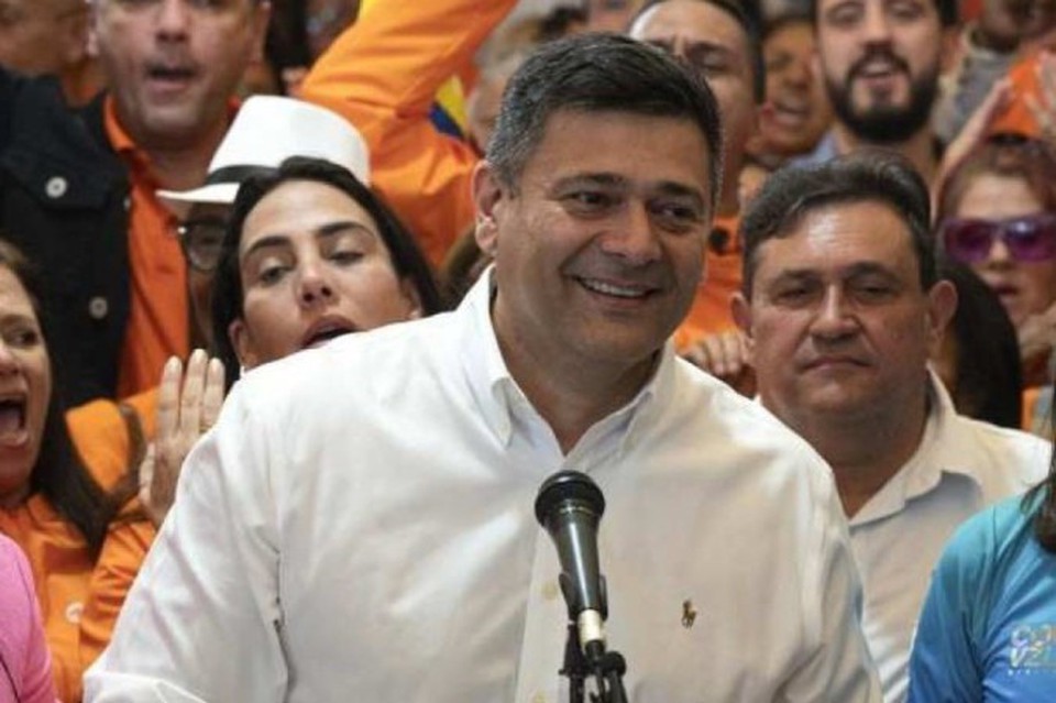 Ao ser detido pelas foras de segurana, Freddy Solano arremessou o celular, mas o aparelho foi recuperado pelos agentes (Foto: FEDERICO PARRA / AFP
)