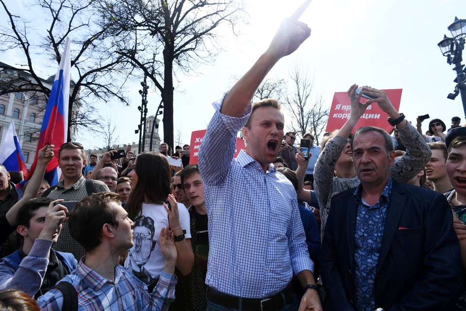 O lder da oposio russa Alexei Navalny grita slogans durante um comcio anti-Putin no autorizado em 5 de maio de 2018 em Moscou (Crdito: KIRILL KUDRYAVTSEV / AFP)