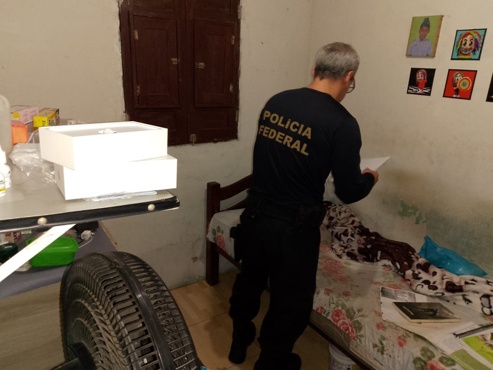 O mandado de busca e apreenso foi cumprido na casa de um suspeito, em Vitria de Santo Anto, na Mata Sul do Estado  (Foto: Divulgao/PF )