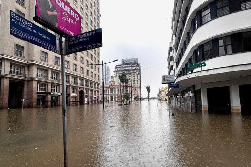 O número de feridos subiu para 806 e o de desaparecidos atingiu a marca de 127. Na foto, o centro de Porto Alegre alagado -  ((crédito: Henrique Lessa/CB))