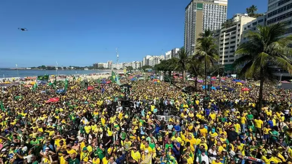 Bolsonaristas ocuparam praia de Copacabana no ltimo domingo (21) (Reproduo/X)