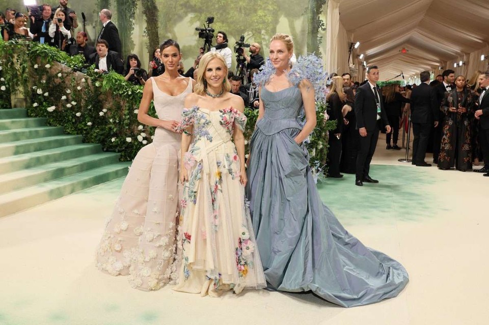 Bruna Marquezine, Tory Burch e Uma Thurman participam do 2024 Met Gala comemorando "Belas Adormecidas: Reawakening Fashion" (foto: Getty Images via AFP)