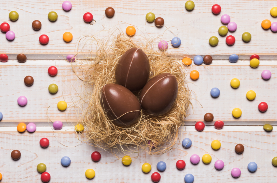 Troca de ovos de chocolate  uma das tradies de Pscoa mais comuns do Brasil (Foto: Freepik)