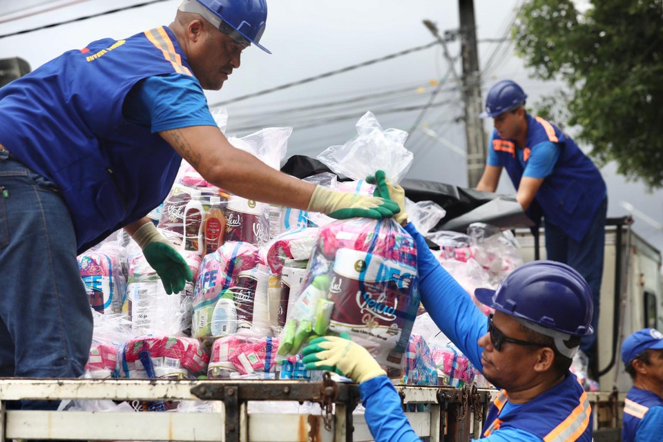 De acordo com a prefeitura, sero enviados 500 colches, 500 kits de higiene pessoal, 500 kits de limpeza e 100 caixas de gua mineral em copos (Foto: Hlia Scheppa/PCR)