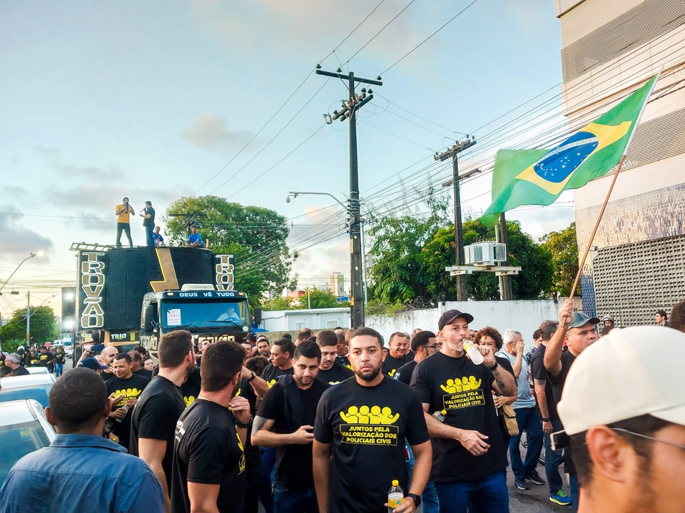 A categoria alega falta de estrutura para trabalhar, equipe reduzida e salrio no compatvel com a profisso (Foto: Adelmo Lucena/DP)