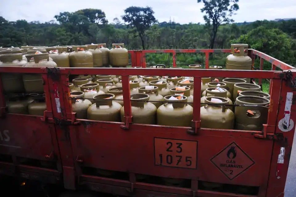No caso do diesel, o reajuste tende a impactar de uma forma geral os preos da economia, pois o combustvel  utilizado no transporte de cargas pelo pas (Crdito: Marcello Casal jr/Agncia Brasil)