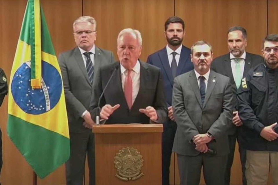 
Ministro Ricardo Lewandowski faz pronunciamento sobre priso dos foragidos de Mossor (foto: YouTube/Reproduo)