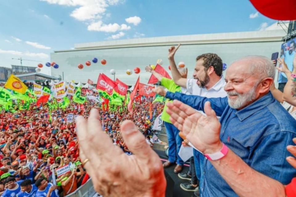 Ao discursar para os apoiadores, presidente pediu voto para Boulos na corrida eleitoral paulistana 
 (Crdito: Ricardo Stuckert/PR)