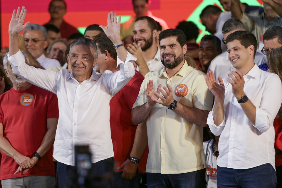 O prefeito Joo Campos seguiu direto da sua conveno, no Recife, para Caruaru, at porque  um municpio estratgico para as eleies de 2026 (Foto: Rafael Vieira/DP)