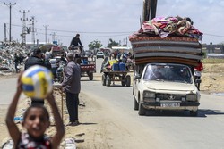 Palestinos deslocados que partiram com seus pertences de Rafah, no sul da Faixa de Gaza, aps uma ordem de evacuao do exrcito israelense, chegam a Khan Yunis