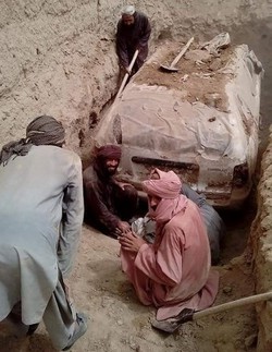 Desenterrado no Afeganistão carro utilizado pelo mulá Omar em fuga após ataques de 2001 (Foto: TALIBAN MEDIA OFFICIALS / AFP)
