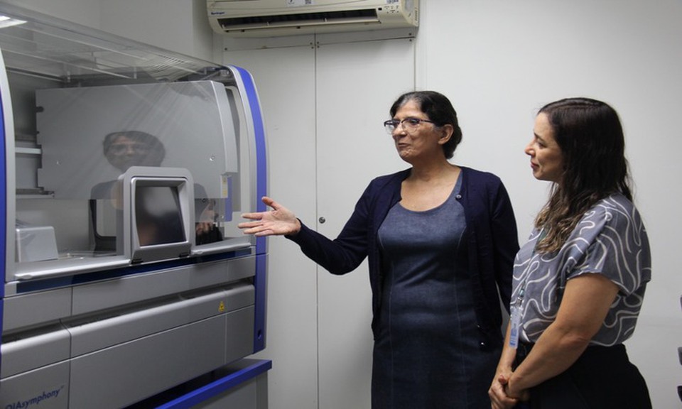 A coordenadora do Centro e pesquisadora do Departamento de Imunologia, Norma Lucena, explica que o projeto GenSUS busca criar laboratrios de referncia para o sequenciamento genmico em todo o Brasil (Foto: Divulgao)