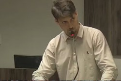 Vdeo: Jair Renan Bolsonaro chora ao discursar sobre permanncia de Eduardo nos EUA (foto: Reproduo/YouTube)