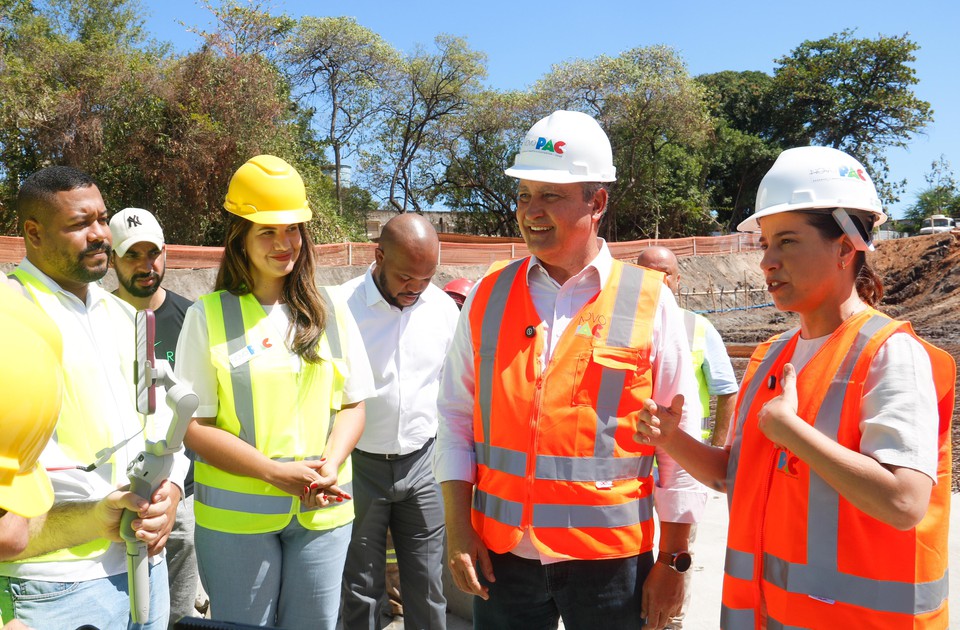 Raquel Lyra e Rui Costa vistoriam Canal do Fragoso, acompanhados pelo vereador Vinicius Castello (PT) e a prefeita eleita de Olinda, Mirella Almeida (PSD) (Marina Torres/DP Foto)