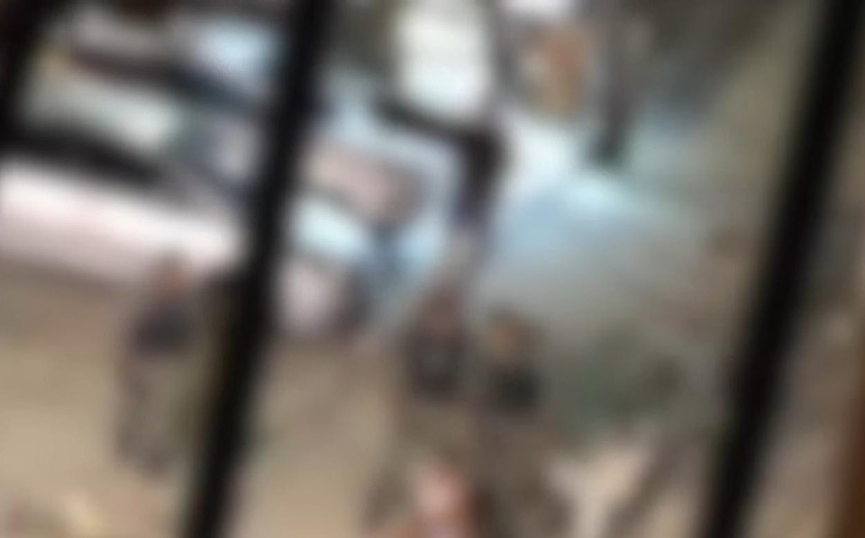 O pedreiro era um destes moradores e, ao ver a presena dos PMs, decidiu inform-los que a conhecia a dona do carro e questionou o modo como foi feita a abordagem no veculo. Aps isso, ele levou uma rasteira e foi agredido por trs policiais militares (Foto: Reproduo/Instagram)
