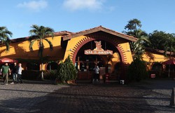 Homem  assassinado em frente a restaurante na tarde desta tera (Foto: Ruan Pablo/DP)