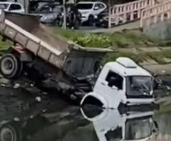  Motorista perde controle e caminho cai em canal em Boa Viagem  (Foto: redes sociais )