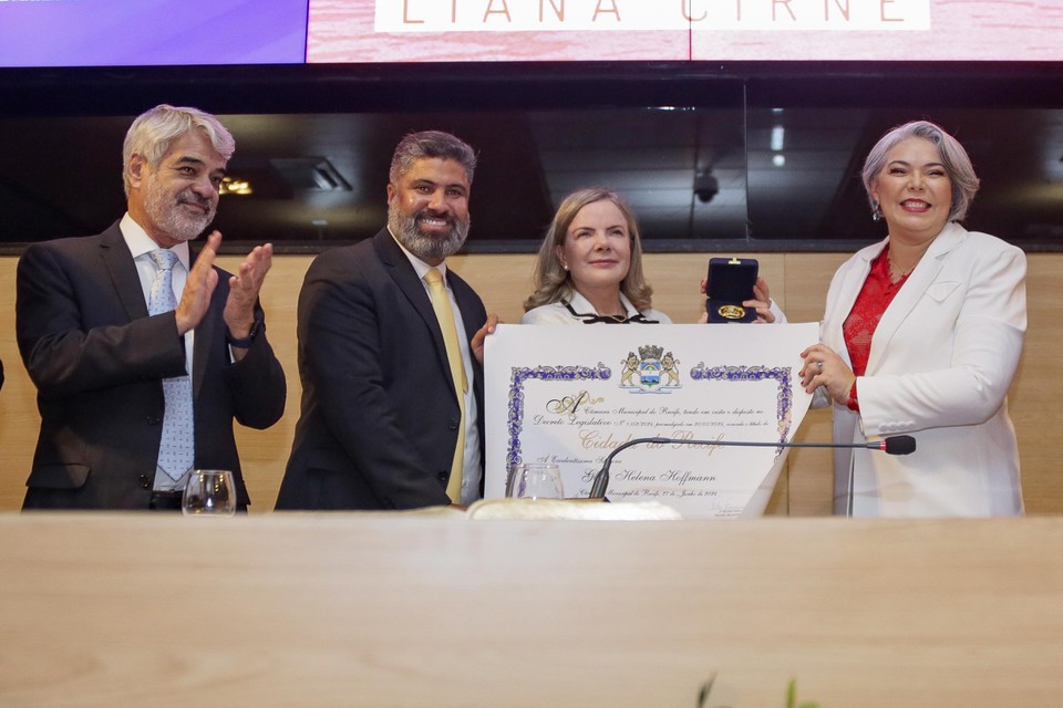 A cerimnia solene aconteceu no Plenrio da Cmara dos Vereadores, no Recife (Foto: Rafael Vieira)